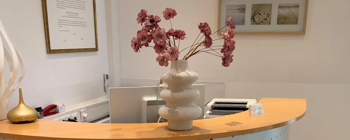 Empfangstheke mit Blumen